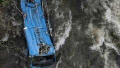 Im Nordwesten Spaniens stürzte ein Bus in einen Fluss. Dabei kamen mindestens fünf Menschen ums Leben. (Bild: Brais Loreznzo/AFP)