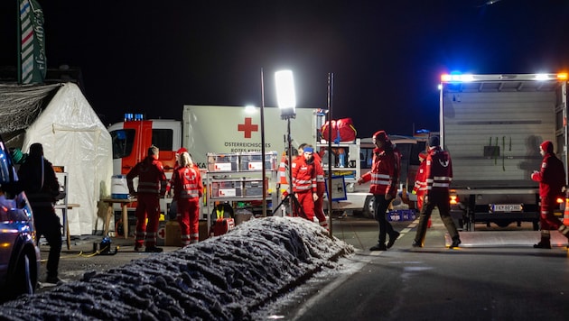 Rettungskräfte im Einsatz nach dem Lawinenabgang in Lech/Zürs. (Bild: APA/EXPA/Peter Rinderer)