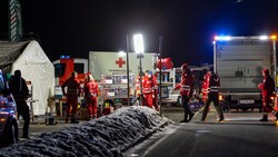 Rettungskräfte im Einsatz nach dem Lawinenabgang in Lech/Zürs. (Bild: APA/EXPA/Peter Rinderer)