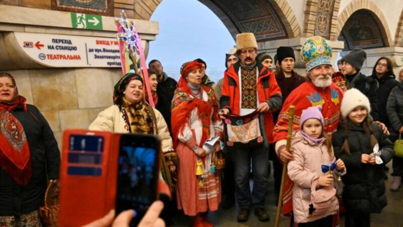 Menschen versammelten sich verkleidet bei einer Metrostation in Kiew. (Bild: AFP)