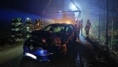 Der Fahrer geriet plötzlich ins Schleudern und prallte gegen einen Baum. (Bild: Freiwillige Feuerwehr der Marktgemeinde Langenwang)