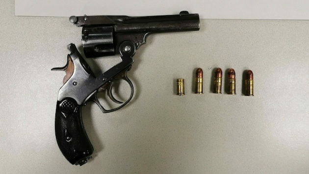 Mit dieser Waffe soll der Verdächtige den Schuss abgegeben haben. (Bild: LPD Wien)