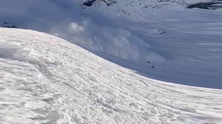 Skifahrer konnten von der Ferne das Unglück beobachten. (Bild: zVg)