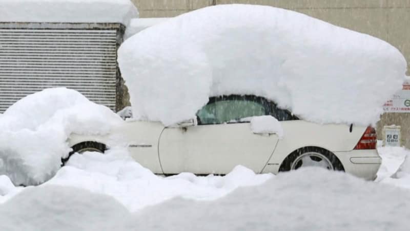 Schneeschaufeln ist derzeit in Japan Schwerarbeit. (Bild: AP)