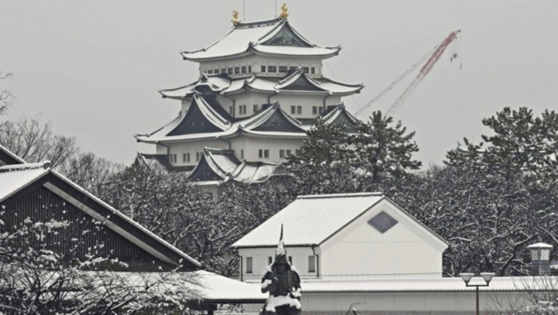 Das schneebedeckte Schloss von Nagoya am Heiligen Abend (Bild: AP)