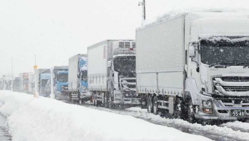 Diese Lastwagen in Nagaoka steckten aufgrund des Schnees fest. (Bild: AP)