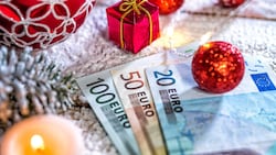 Nicht unter jedem Weihnachtsbaum liegen (Geld)-Geschenke. (Bild: L. Drechsel - stock.adobe.com)