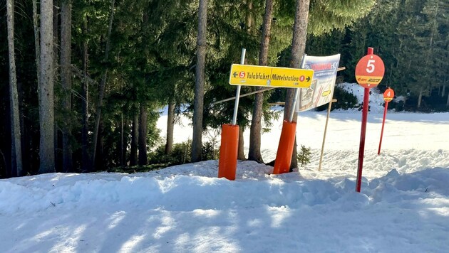 Links von der gepolsterten Beschilderung kam das Mädchen von der Piste ab und stieß gegen den Baum. (Bild: ZOOM.TIROL)