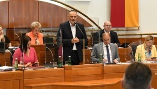El gobernador Hans Peter Doskozil dando un discurso en el parlamento estatal (Imagen: Huber Patrick)
