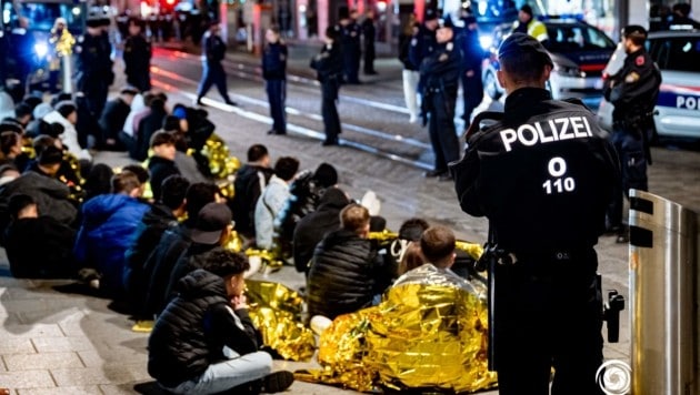 Jugendliche hatten zu Halloween in Linz der Polizei eine wilde Straßenschlacht geliefert. Jetzt sind der Gewaltaufruf-„Videoproduzent“ und zwei Drahtzieher ausgeforscht worden. (Bild: Kerschbaummayr Werner)