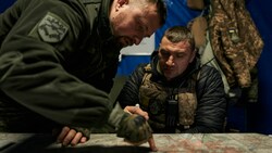 Ukrainische Soldaten in einer unterirdischen Kommandozentrale in Bachmut (Bild: Associated Press)