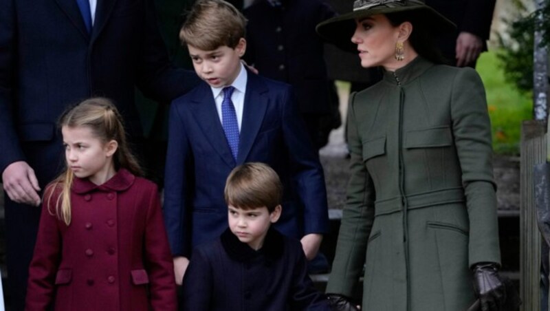 Prinzessin Kate mit ihren Kindern Prinzessin Charlotte, Prinz George und Prinz Louis beim Weihnachtsgottesdienst in Sandringham (Bild: AP Photo/Kirsty Wigglesworth/APA)