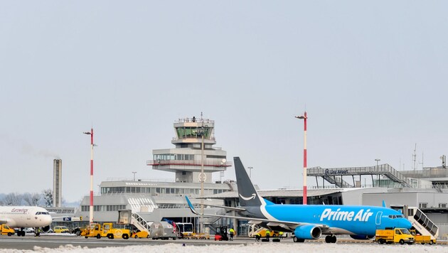Mit blauen Flugzeugen mit der Aufschrift „Prime Air“ fliegt ASL für Amazon. Seit heuer verbindet die Airline regelmäßig Madrid und Linz. (Bild: Harald Dostal)