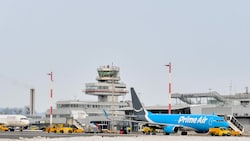 Mit blauen Flugzeugen mit der Aufschrift „Prime Air“ fliegt ASL für Amazon. Seit heuer verbindet die Airline regelmäßig Madrid und Linz. (Bild: Harald Dostal)