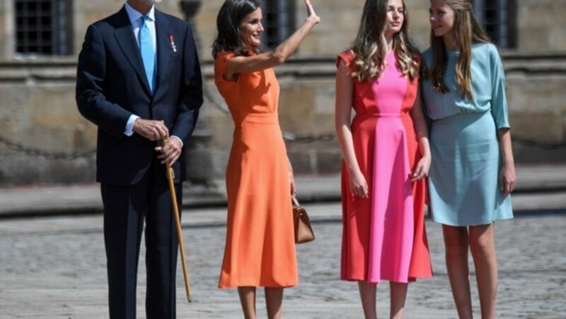 König Felipe und Königin Letizia mit ihren Töchtern Leonor und Sofia (Bild: APA/AFP/MIGUEL RIOPA)