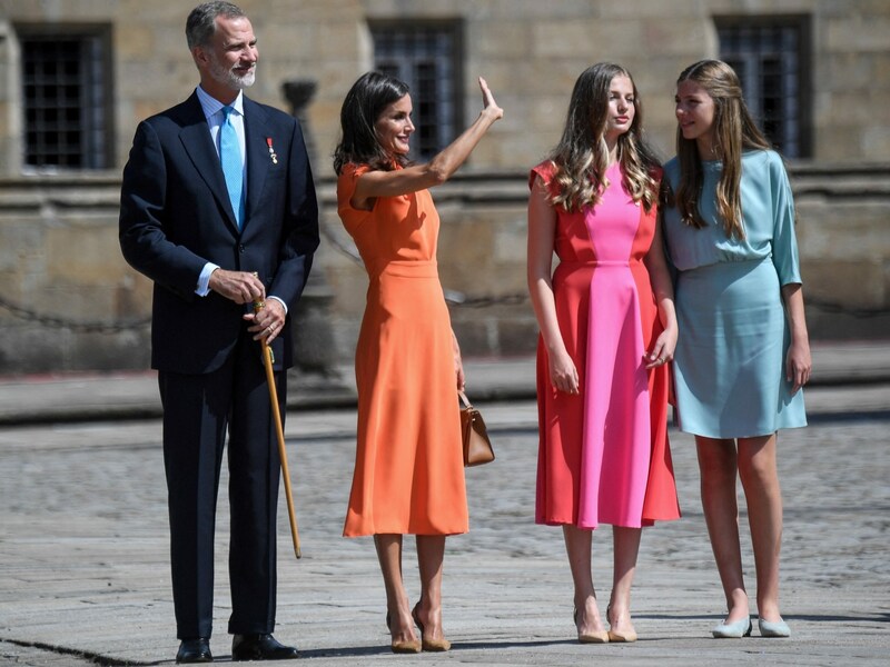 König Felipe und Königin Letizia mit ihren Töchtern Leonor und Sofia (Bild: APA/AFP/MIGUEL RIOPA)