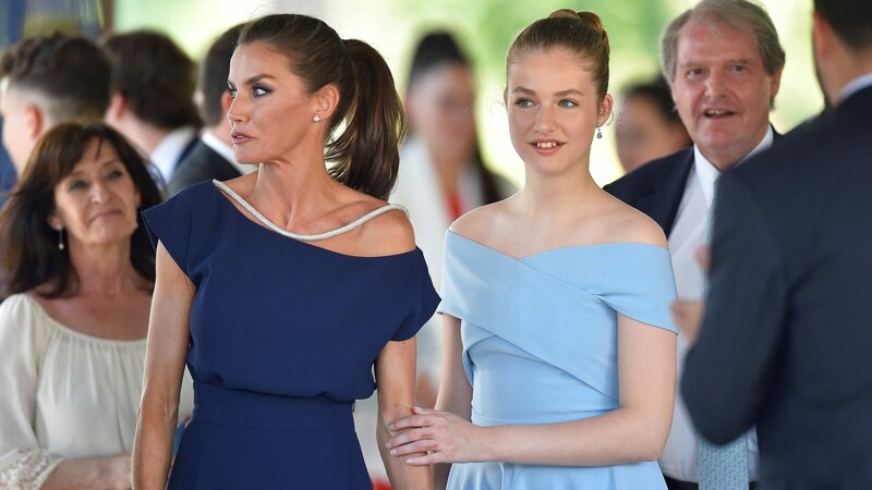 Königin Letizia mit Tochter Leonor (Bild: APA/AFP/Pau BARRENA)