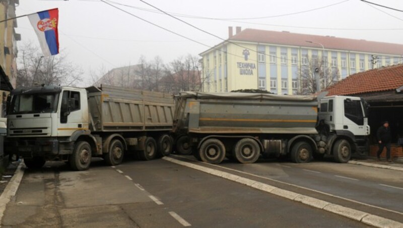 Eine Straßensperre aus Lastwagen an der serbisch dominierten nördlichen Stadt Mitrovica im Kosovo (Bild: Associated Press)