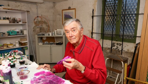 Heinz Neuwirth (97) malt und malt und malt - rund 200 Seidentücher in nur einem Jahr produziert der Innviertler mit viel Hingabe und Liebe. (Bild: Scharinger Daniel)