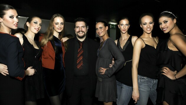 Dominik Wachta, von seinen Models umgeben, bei einer Modeshow von Philipp Plein (Bild: Marvin Semana)