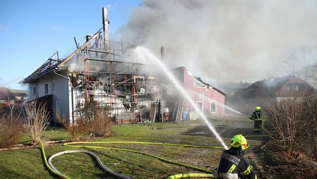 Das Feuer zerstörte das Haus in Haag am Hausruck völlig (Bild: laumat.at/Matthias Lauber)