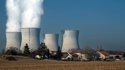 Das Atomkraftwerk im ostfranzösischen Saint-Vulbas nahe Lyon (Bild: APA/AFP/JEAN-PHILIPPE KSZIAZEK)