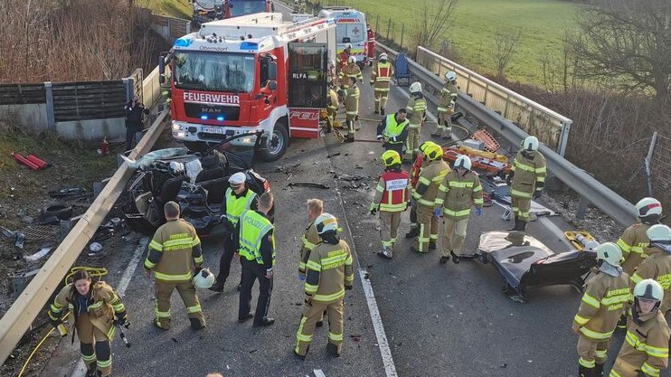 Der schwere Verkehrsunfall Dienstagnachmittag in Göming forderte einen Schwerverletzten (Bild: FF Göming)