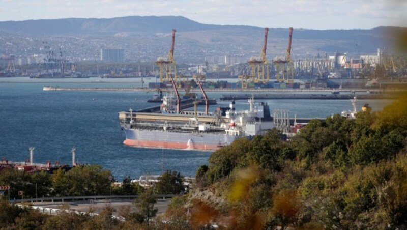 Ein Öltanker im Hafen der russischen Stadt Noworossijsk (Archivbild) (Bild: AP)