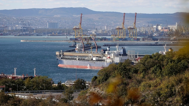 Ein Öltanker im Hafen der russischen Stadt Noworossijsk (Archivbild) (Bild: AP)
