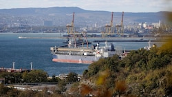 Ein Öltanker im Hafen der russischen Stadt Noworossijsk (Archivbild) (Bild: AP)