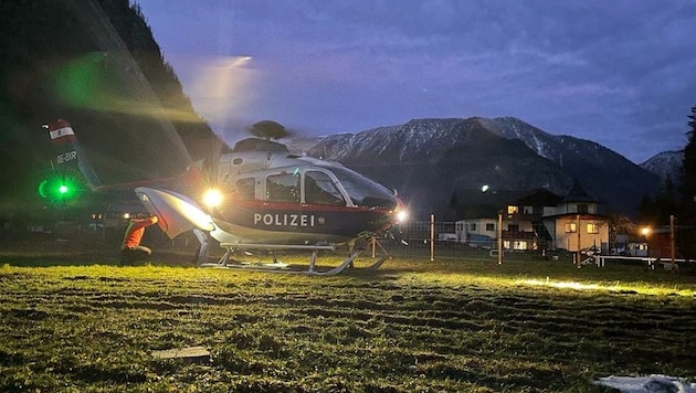 Ein Bild von der Suchaktion bei Hallstatt - der Polizeihelikopter brachte noch vier Bergretter auf den Hirlatz. (Bild: Bergrettung Hallstatt)