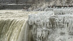 Archivaufnahme aus dem Jahr 2018 - auch damals waren die Niagarafälle fast zur Gänze eingefroren. (Bild: AFP)
