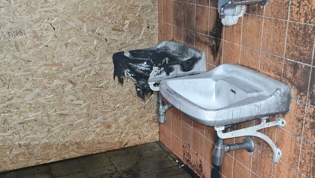 Im Waschbecken zündete der Mann Papier an. (Bild: FF Frankenmarkt)