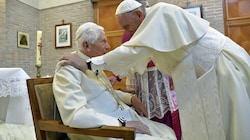Franziskus (re.) und Benedikt im Jahr 2018 (Bild: APA/AFP/Vatican Media)