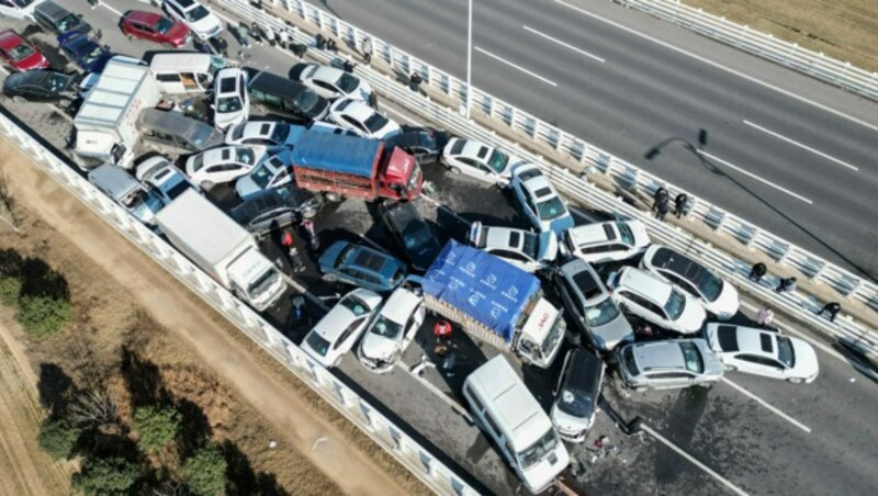 Zu einer Massenkarambolage, in die Hunderte Fahrzeuge verwickelt waren, ist es am Mittwoch auf einer Brücke in Zentralchina gekommen. (Bild: AFP)