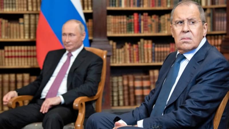 Kriegsherr Putin (li.) und sein Außenminister Lawrow (Bild: APA/AFP/BRENDAN SMIALOWSKI)