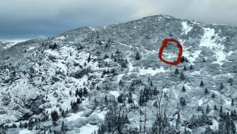 Der 24-Jährige wurde auf der Vorderen Hirlatz auf einer Seehöhe von rund 1900 Meter von den Bergrettern gefunden - siehe rote Markierung. (Bild: Bergrettung Hallstatt)