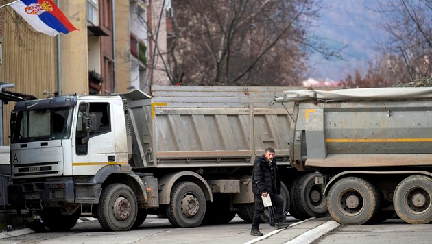 Straßensperren wie hier in der ethnisch geteilten Stadt Mitrovica sind die Regel. (Bild: APA/AFP/ARMEND NIMANI)