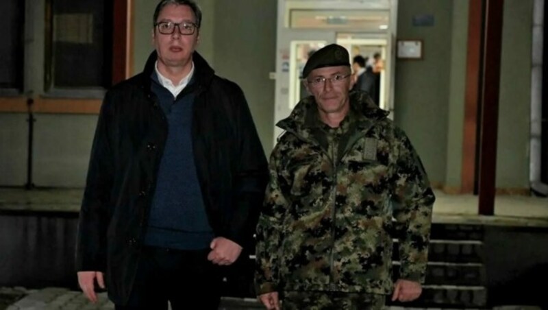 Vucic mit Generalstabschef Mojsilovic (Bild: Instagram/buducnostsrbijeav)