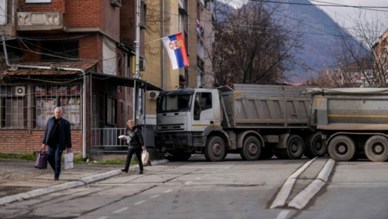 Straßenblockade in der Stadt Mitrovica, die in einen serbischsprachigen und einen albanischsprachigen Teil gespalten ist. (Bild: APA/AFP/Armend NIMANI)