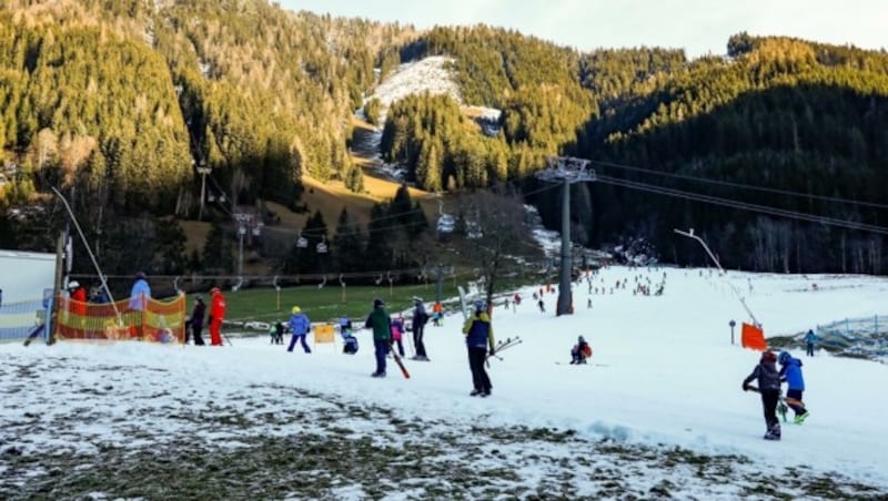 Speziell kleine Skigebiete wie Werfenweng kämpfen derzeit mit den hohen Temperaturen. Andere haben bereits wieder zugemacht oder noch gar nicht erst aufgeschlossen. (Bild: Gerhard Schiel)