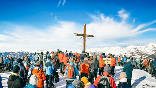 Umgeben von einem gewaltigen Bergpanorama feierte Roland Stadler auf dem Dorfberg mit Hunderten Bergfreunden eine idyllische Gipfelandacht. (Bild: Wallner Hannes)