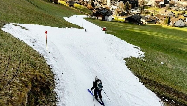 Wenig Schnee in den Tälern verringert die Lust am Skifahren, die Gäste bleiben dann aus. (Bild: APA/DIETMAR STIPLOVSEK)