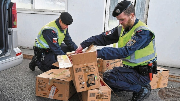 Rund um Silvester kontrolliert die Polizei OÖ verstärkt an der Grenze zu Tschechien. Pro Tag werden im Durchschnitt elf Kilo eingezogen. (Bild: Harald Dostal)