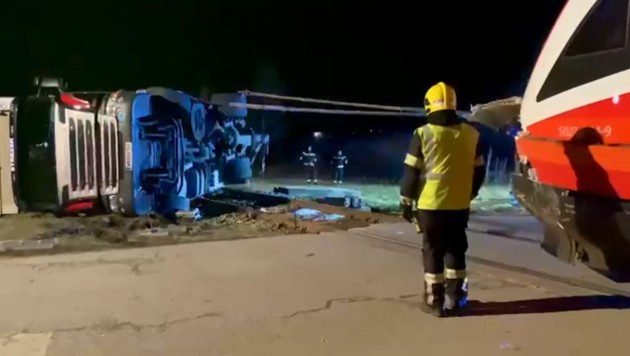 Der Lkw musste von der Feuerwehr aufgerichtet werden. (Bild: Christian Schulter)