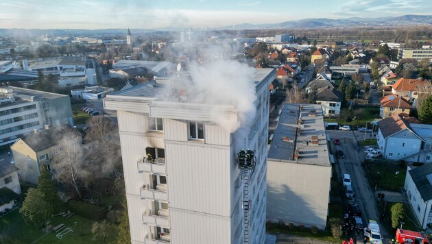 In der 9. Etage des zehnstöckigen Gebäudes brannte eine Wohnung aus (Bild: Kerschbaummayr Werner)
