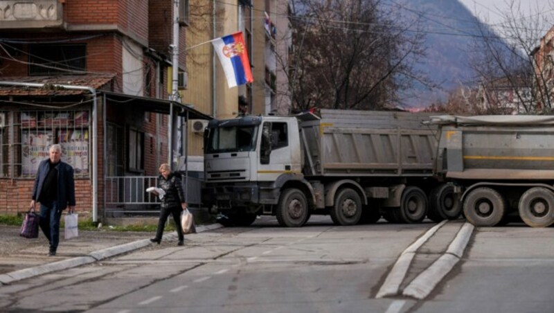 Mit Lkw blockierten Serben Ende vergangenen Jahres Grenzübergänge zum Kosovo. (Bild: AFP/Armend Nimani)