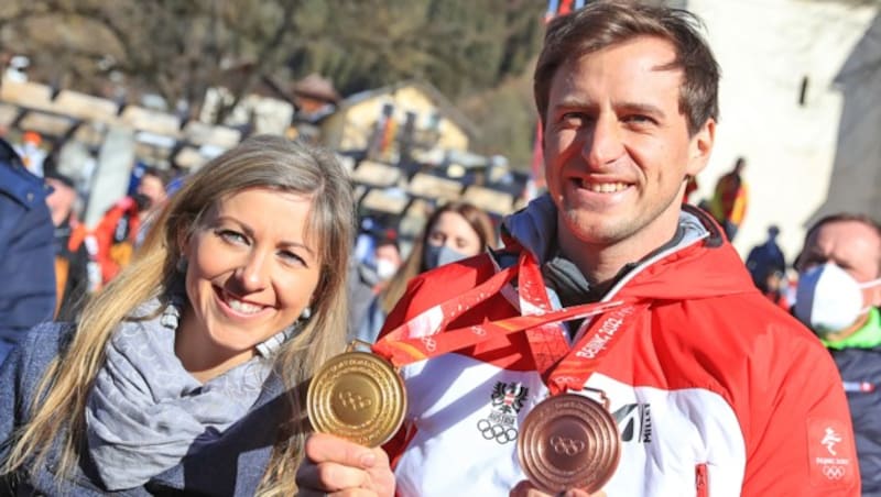 Matthias Mayer und seine Ehefrau Claudia im vergangenen Februar bei einer Ehrung des damals frischgebackenen Dreifach-Olympiasiegers (Bild: GEPA)