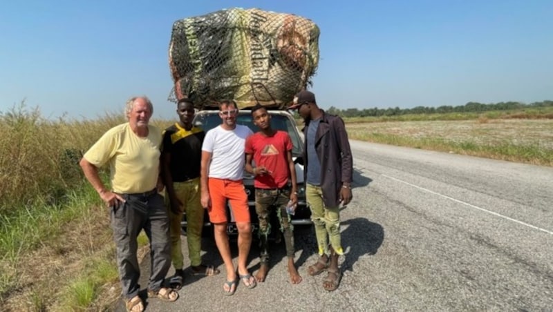 Helmut Pichler (links) und Markus Raich bei den Dreharbeiten in Sierra Leone (Bild: Servus TV)