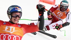 Marco Odermatt (li.) jubelt über den Sieg, Vincent Kriechmayr wurde im Bormio-Super-G Zweiter. (Bild: APA/AFP/Fabrice COFFRINI, AP)